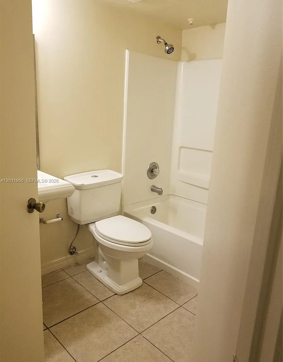 Kendall Lake Towers Condo — Photo 4