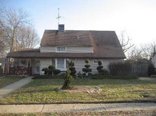 5 Ruby Ln, Wantagh, NY 11793