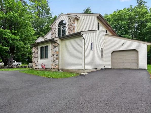1119 Mink Ct, Bushkill, PA 18324