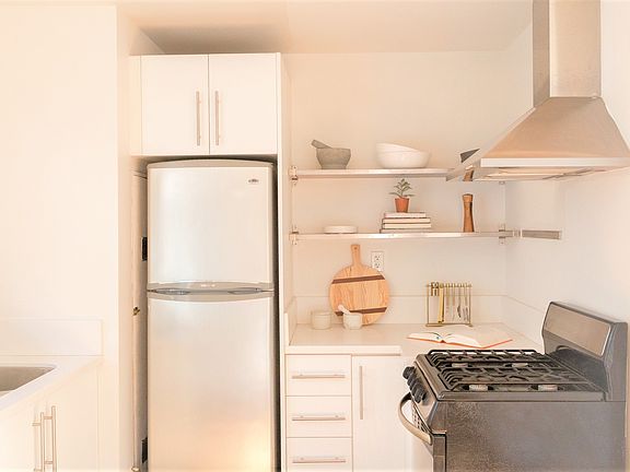 5th image of 2117 Clinton St APT 303