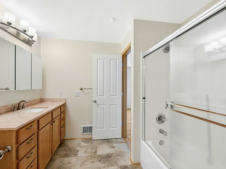 1652 25th Pl NE #203 — Photo 19