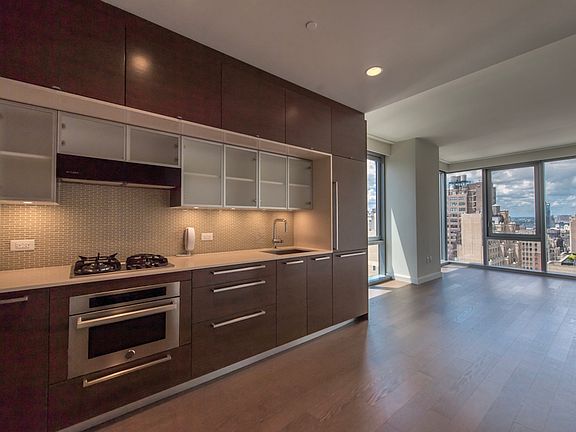 3rd image of 100 W 31st St APT 36B