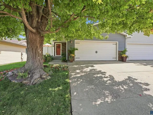 908 S Charlotte Ave, Sioux Falls, SD 57103
