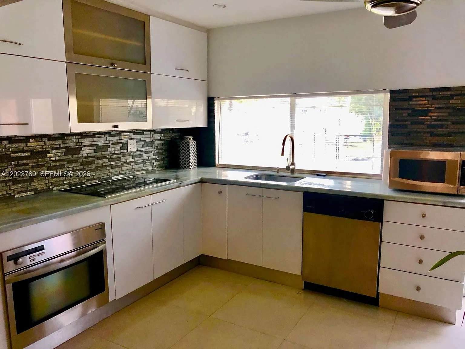 3 bed, 2.0 bath, 1480 sqft, $4,400 — Photo 4