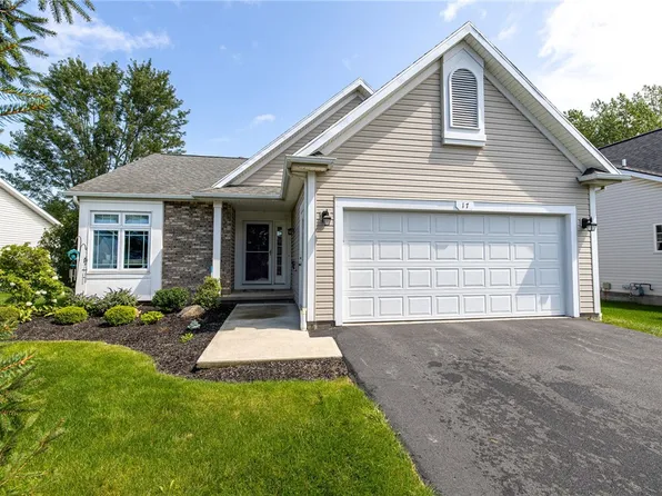 17 Foxtail Ln, North Chili, NY 14514
