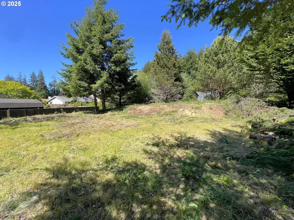 2211 Timberline Dr #27, Coos Bay, OR 97420