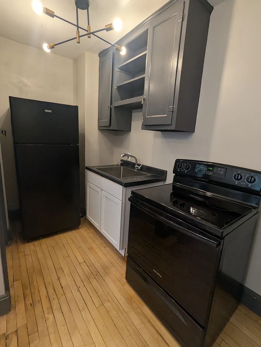 Building Photo - 205 W Ring St #1