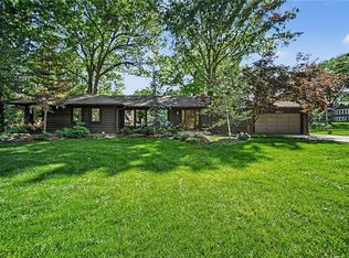 8500 Cherokee Ln, Leawood, KS 66206