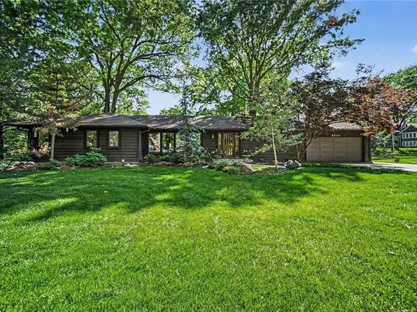 8500 Cherokee Ln, Leawood, KS 66206