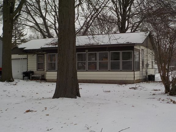 3rd image of 704 Wayne Dr