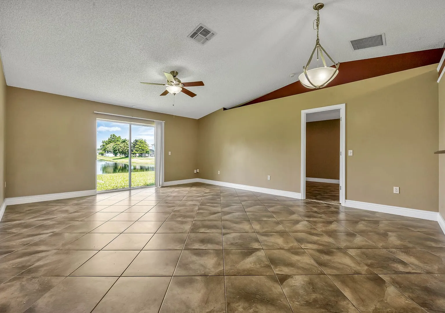 3 BR / 2 BA Home In Corner Lake — Photo 2