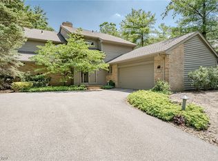 2 Roxbury Ct, Beachwood, OH