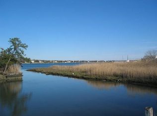 41 W Tiana Rd, Hampton Bays, NY 11946