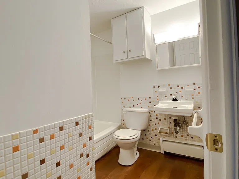 Holland Gardens Apartments — Photo 25