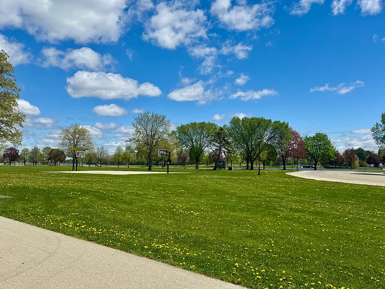 Lakeside Apartments — Photo 25