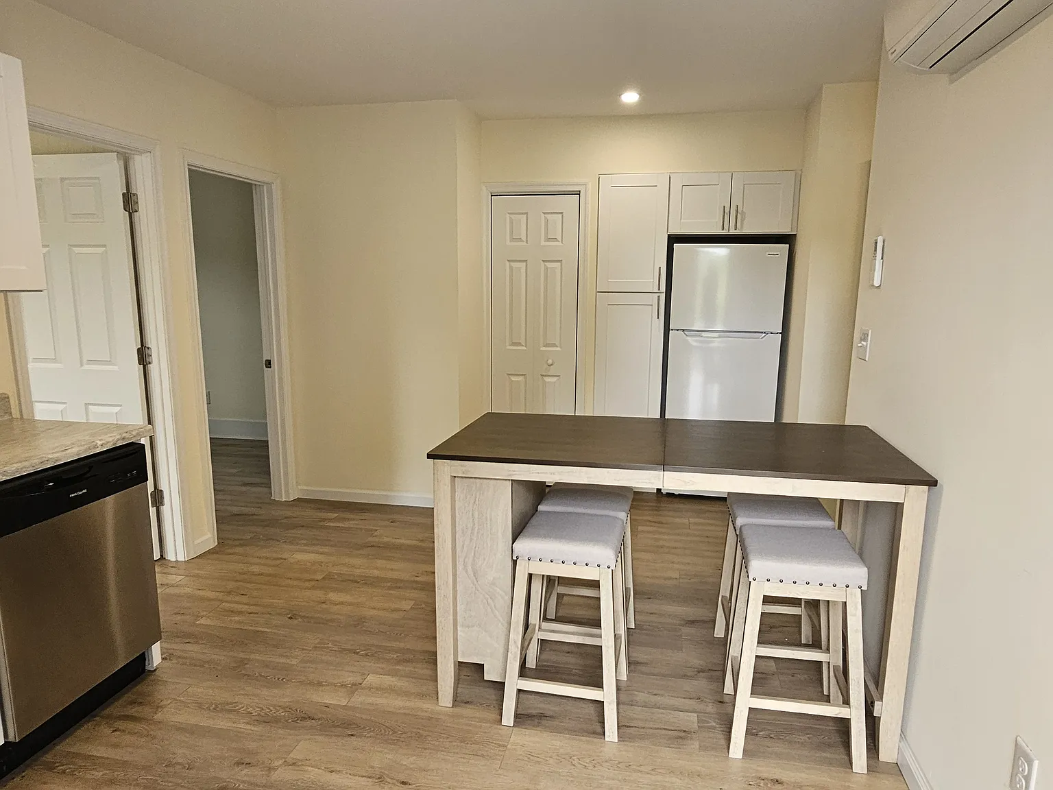 2 bed, 1000 sqft, $1,700 — Photo 4
