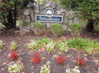 911 Woodhaven Dr, Edison, NJ