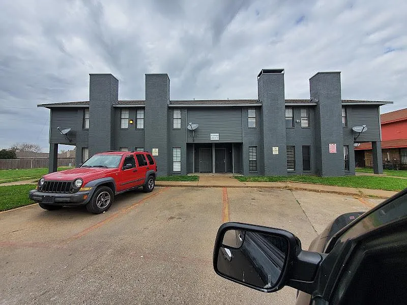 2 bed, 2.5 bath, 1420 sqft, $1,100 — Photo 1