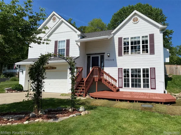 11220 Silver Dr, Whitmore Lake, MI 48189