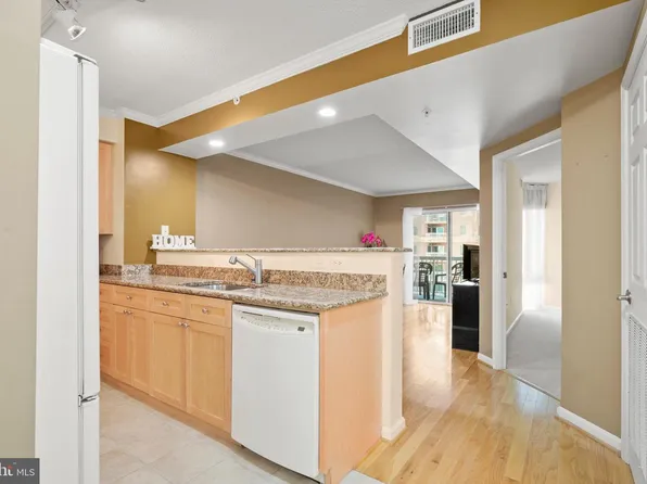 3101 Hampton Dr #413, Alexandria, VA 22302