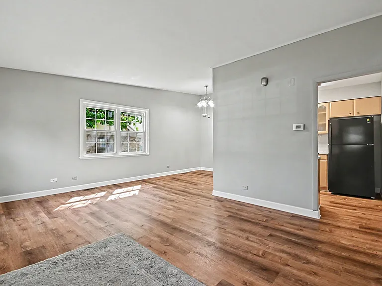 410 Ashwood Ct — Photo 2
