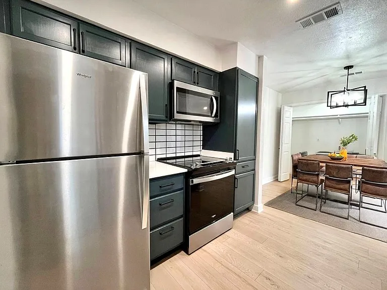 Kitchen and dining room perfect for hosting!