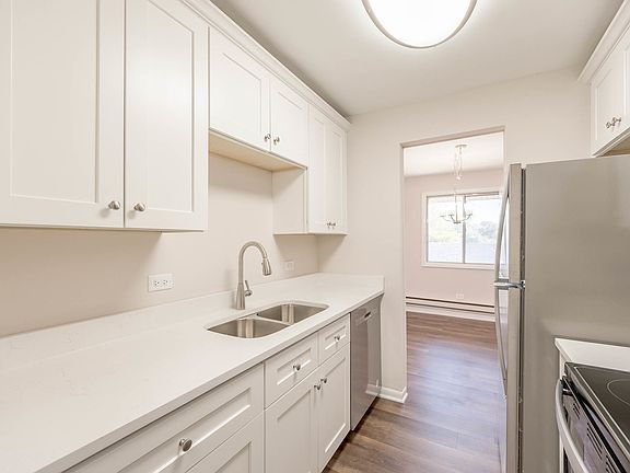4th image of 11810 Komensky Ave #302