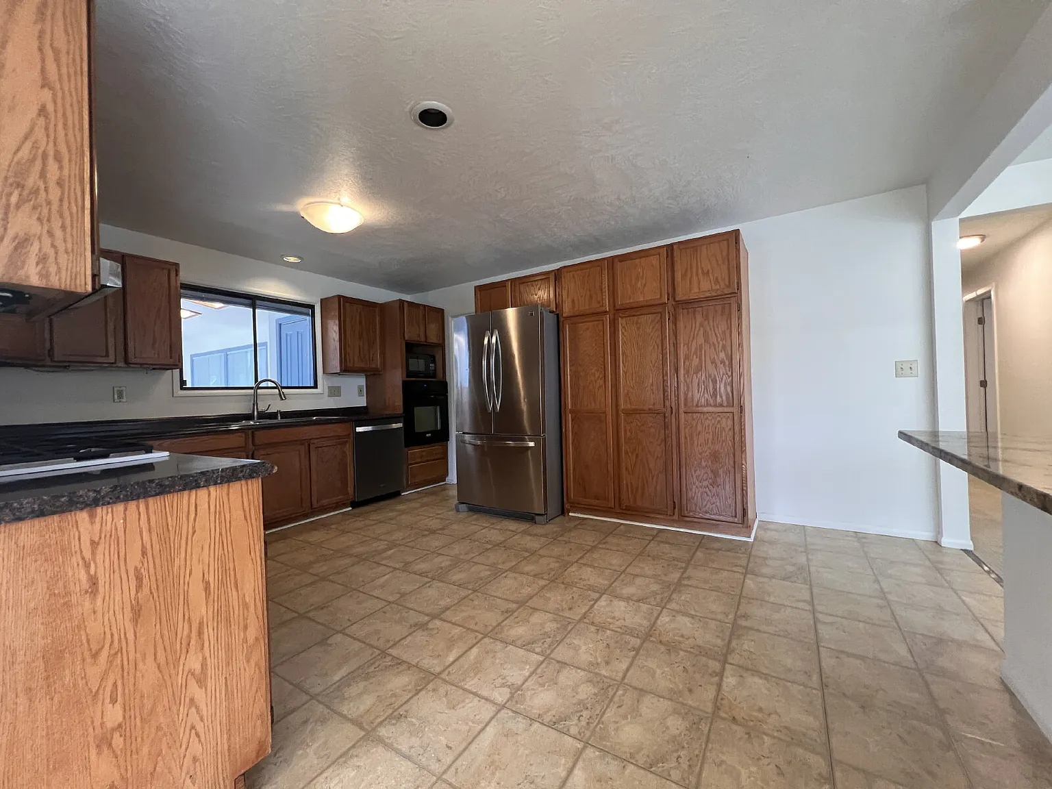 7 bed, 3.0 bath, $4,050 — Photo 4