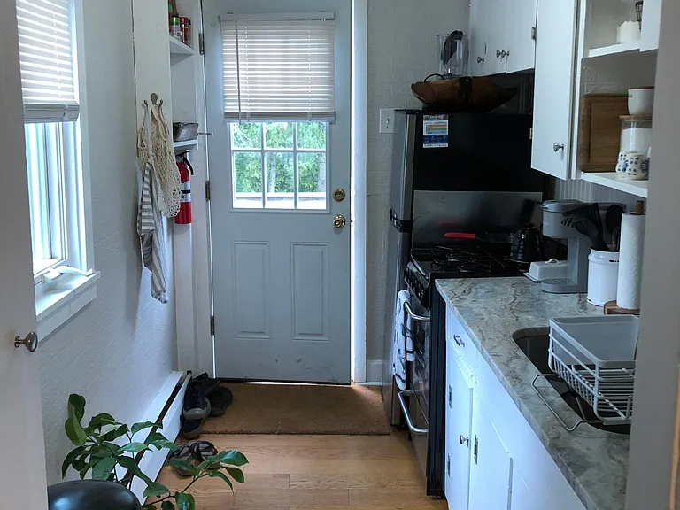 556 Saint John St #4 — Photo 6