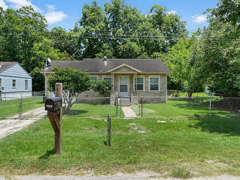 6717 Carver Ave — Photo 1