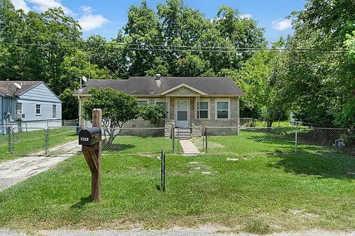6717 Carver Ave Photo 1