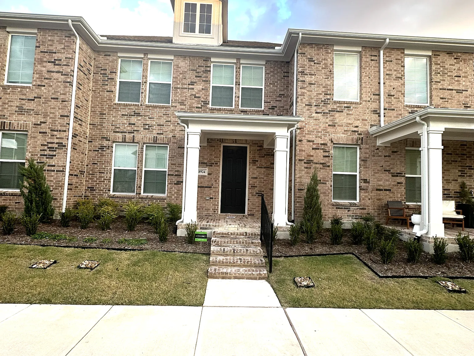 3 bed, 2.5 bath, 2150 sqft, $3,200 — Photo 2