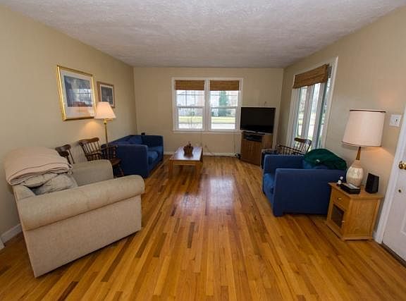 2nd image of 102 N Hawthorne Dr