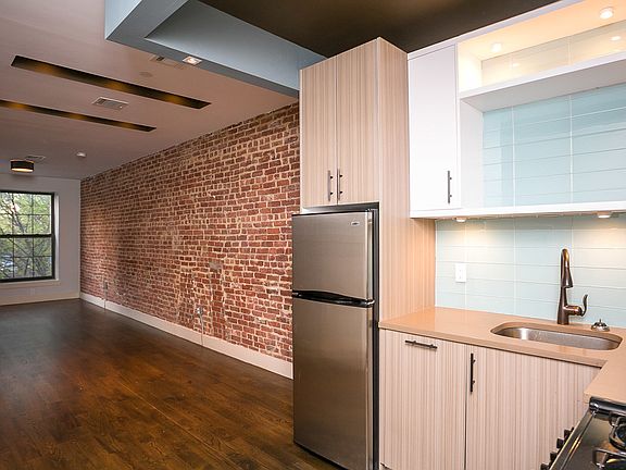 3rd image of 860 Macon St #2A