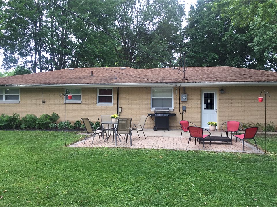 2nd image of 924 Elizabeth Ln