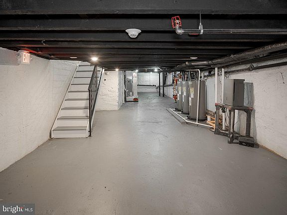 4th image of 623 W Oxford St