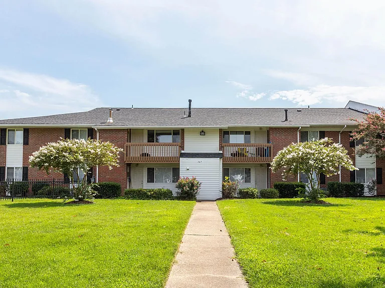 Patriot Pointe Apartments — Photo 16