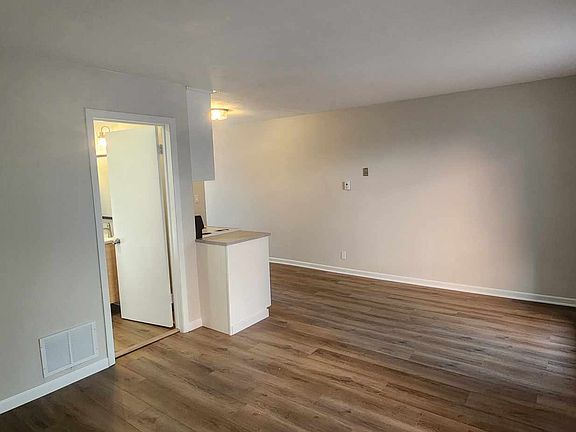 3rd image of 3420 S Beaumont Ave #4