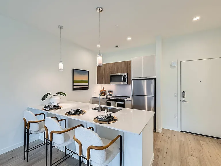 16200 Admiralty Way - Web Quality - 004 - 08 Kitchen