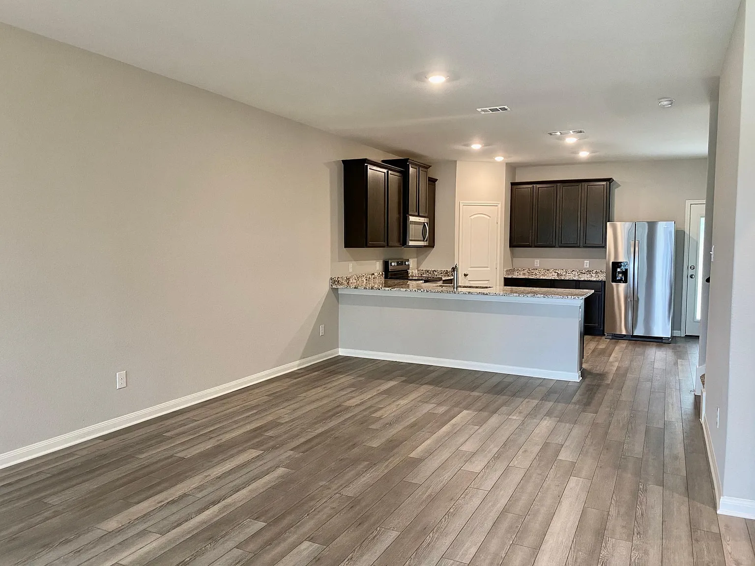 5 bed, 2.5 bath, 2543 sqft, $2,250 — Photo 3