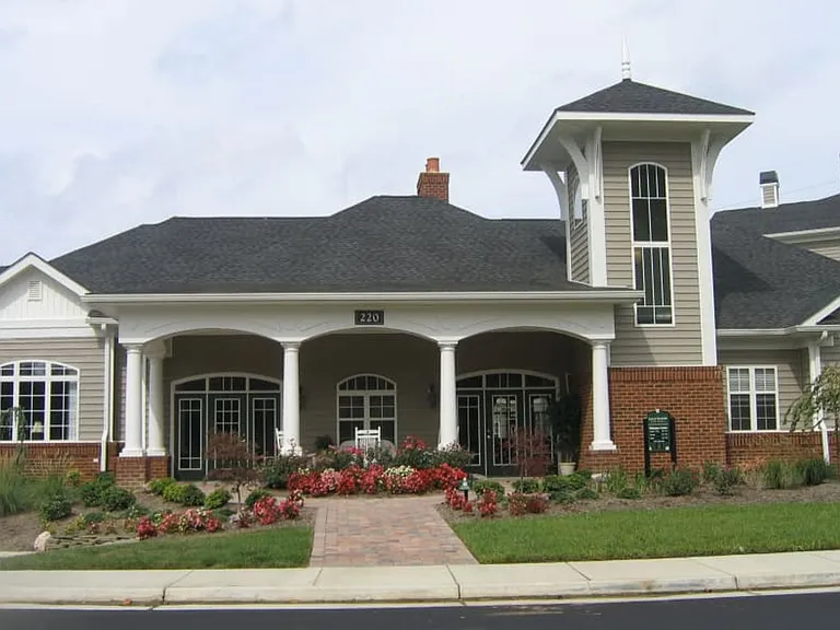 Eagle Harbor Apartments — Photo 10