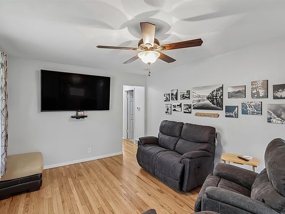 4th image of 2600 E 40th St