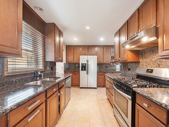 4th image of 10071 Bronx Ave
