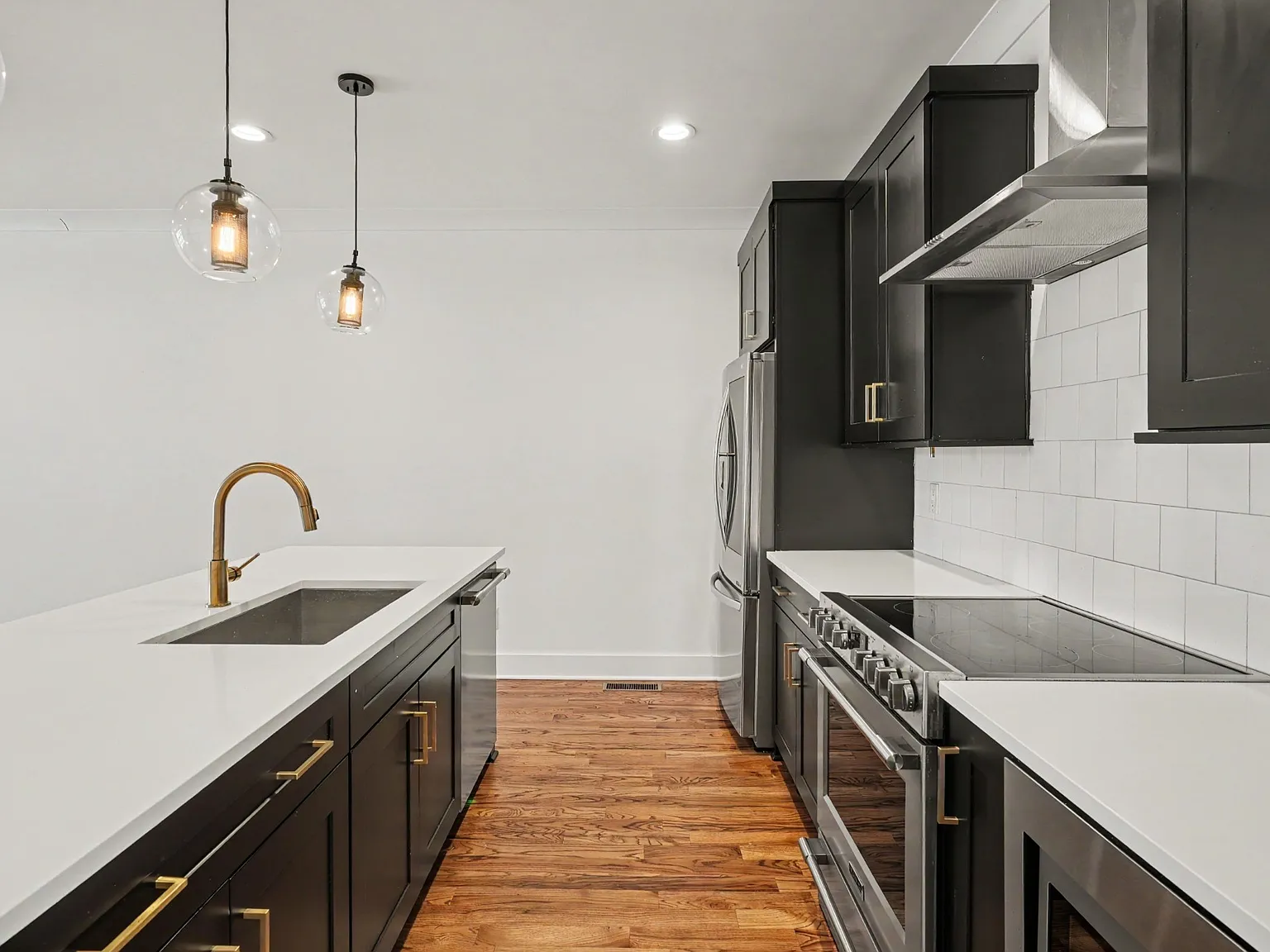 3 bed, 3.0 bath, 2033 sqft, $3,200 — Photo 3