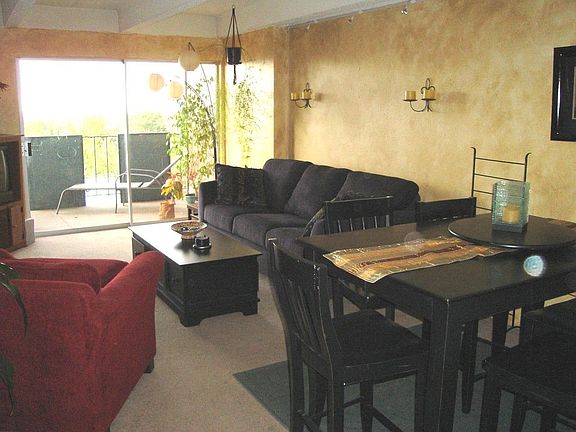 Living room/dining area