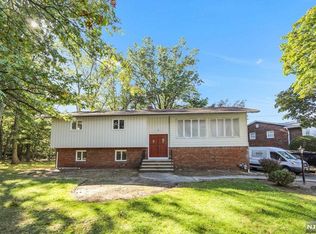 32 Rock Rd, Englewood Cliffs, NJ 07632