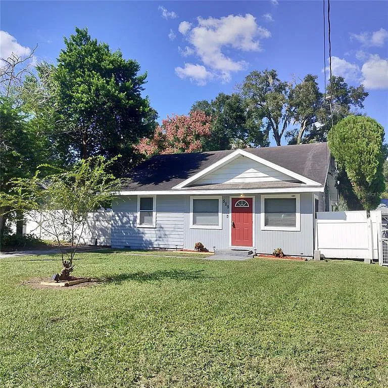 2 bed, 1.0 bath, 842 sqft, $1,299 — Photo 2