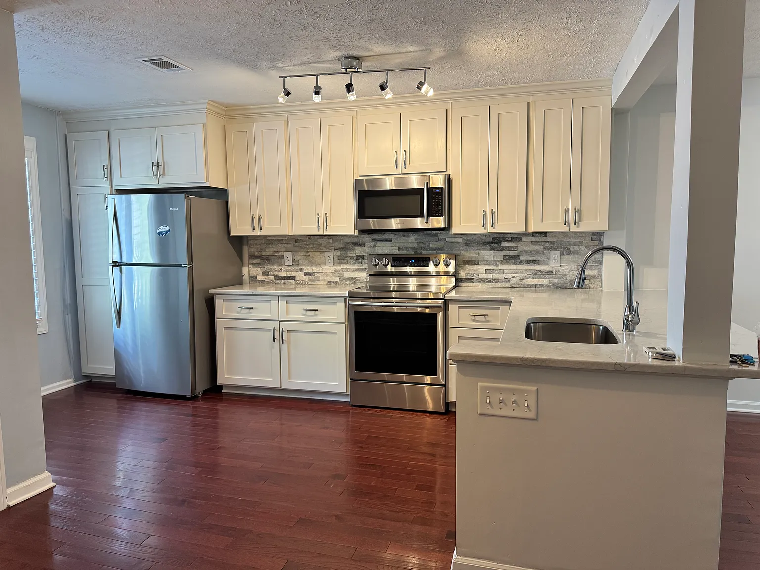 2 bed, 1128 sqft, $2,300 — Photo 1