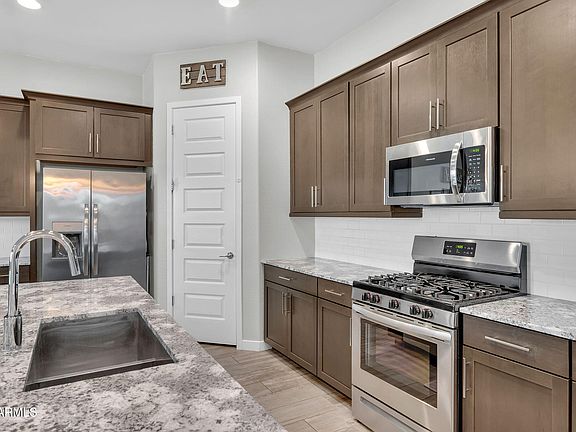 5th image of 19074 W SIERRA Street
