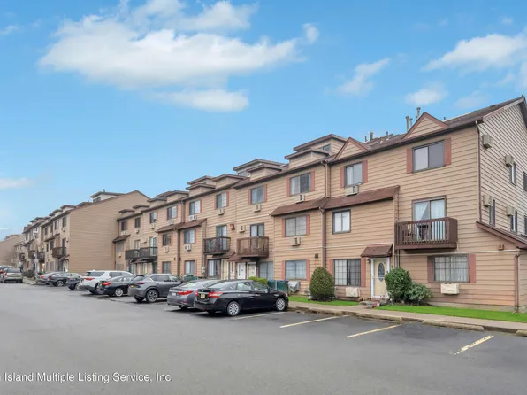76 Daffodil Ln #A, Staten Island, NY 10314
